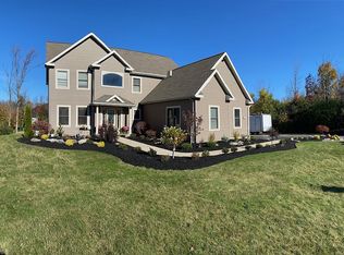 5984 Lakecrest Dr, Lake View, NY 14085