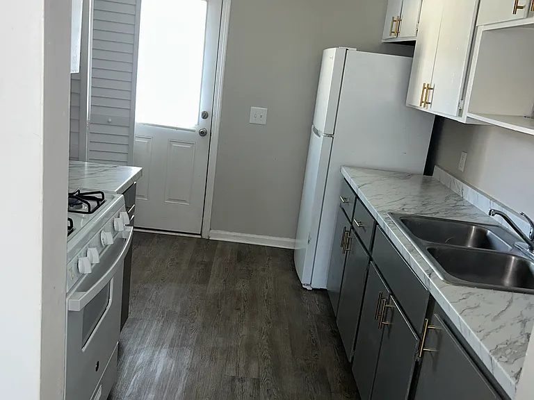748 Elaine St — Photo 7