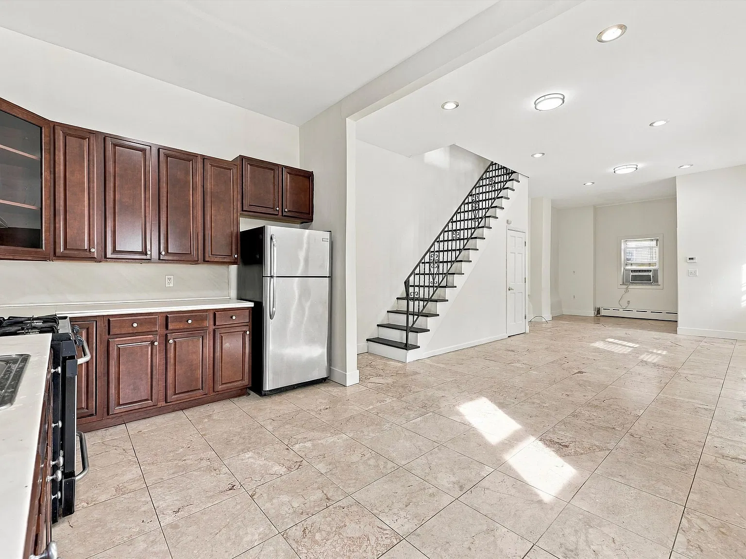 3 bed, 1336 sqft, $2,200 — Photo 3