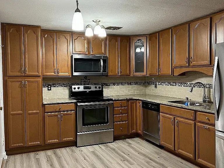 A4 Colonial Dr #7 — Photo 1