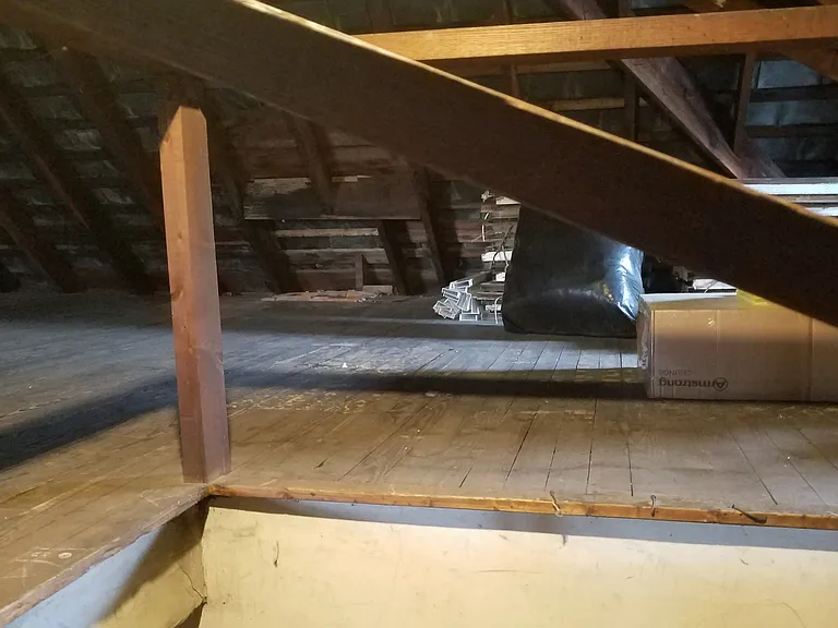 402 E King St — Photo 17