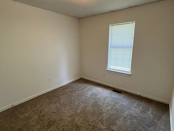 5th image of 104 Suzanne Cir #A