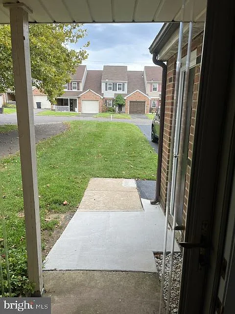 3 bed, 2.5 bath, 1786 sqft, $3,200 — Photo 2
