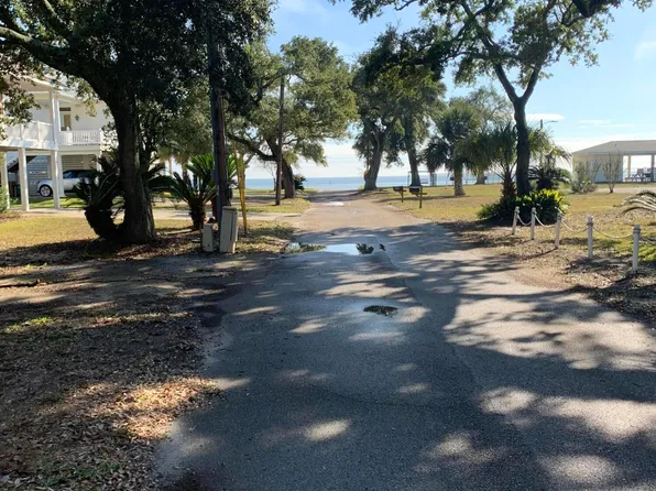 106 Vista Dr, Pass Christian, MS 39571