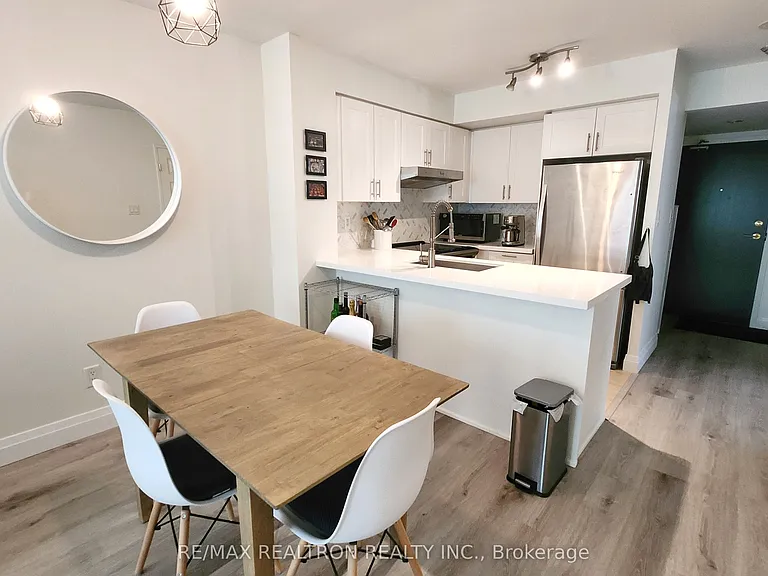230 King St E #511 — Photo 7