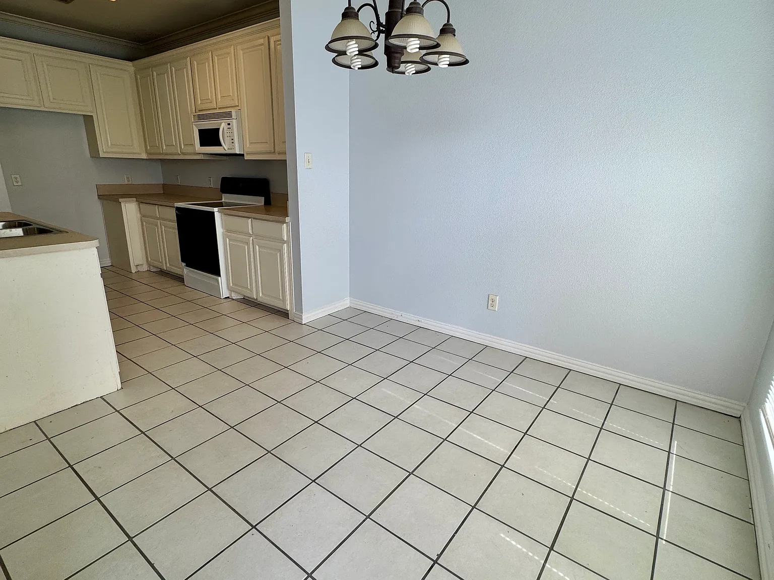 3 bed, 2.5 bath, 1703 sqft, $2,195 — Photo 4