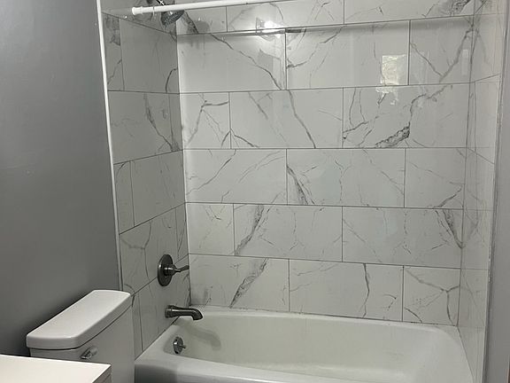 4th image of 543 Woodward Ave APT 1