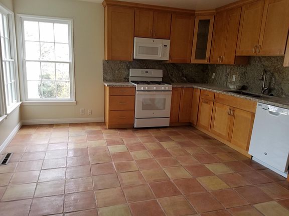 Cottage: Kitchen