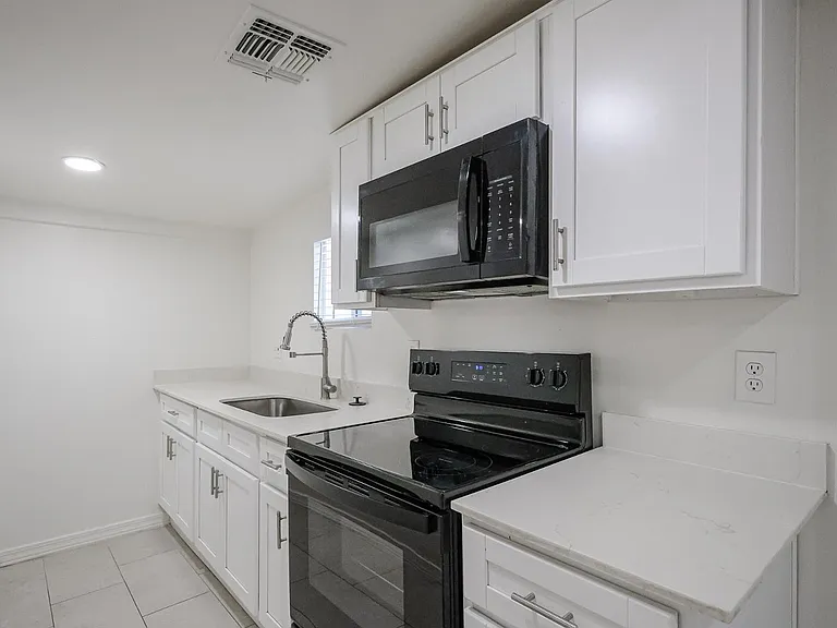 2721 E Willetta St #C — Photo 7