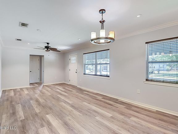 5th image of 288 Venetian Gdns
