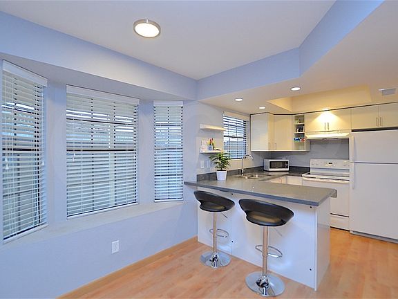 4th image of 820 W University Dr