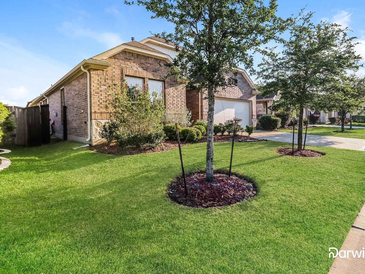 3 bed, 2.0 bath, 2582 sqft, $2,395 — Photo 2