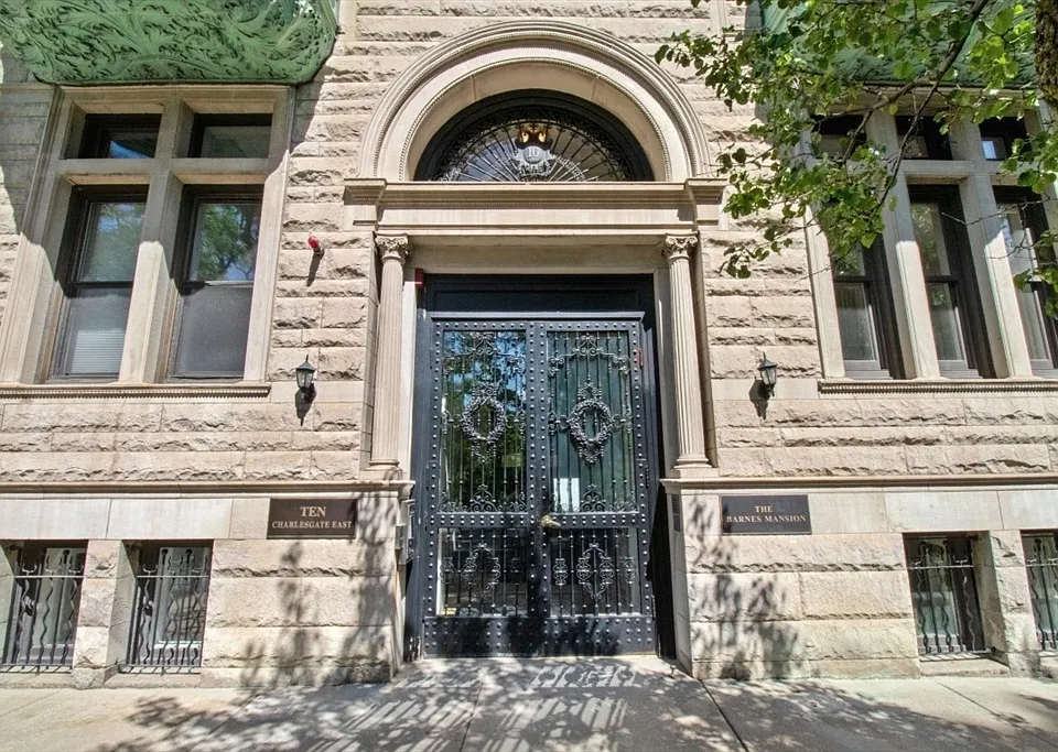 10 Charlesgate E #302