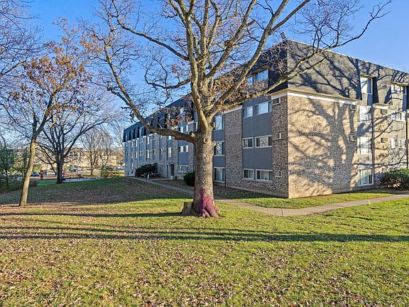 Beautiful Community Grounds | Apartment Homes in Bartlett, IL | Bartlett Lakes