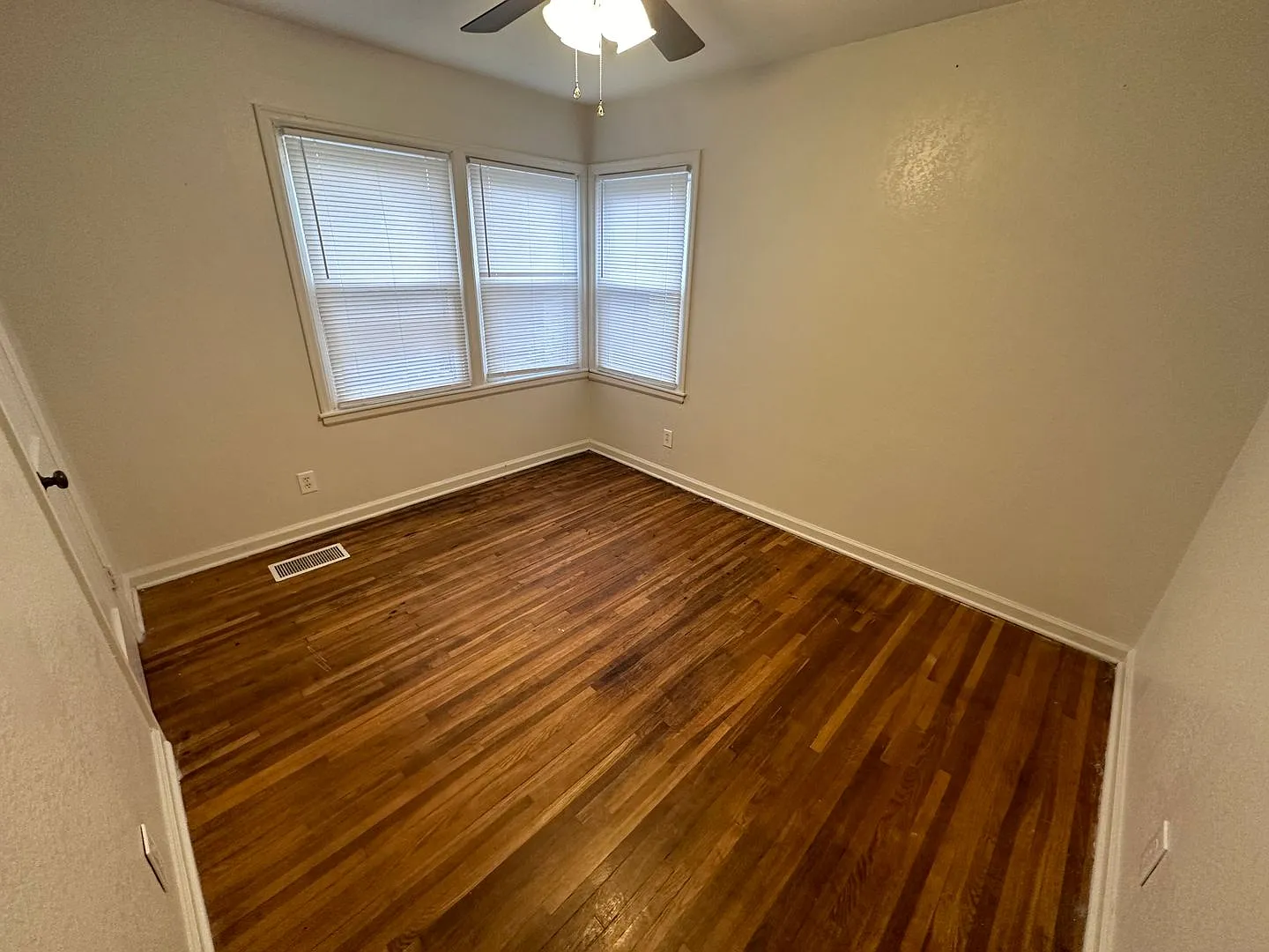 $950 - Accepting Section 8/ Housing Voucher 2 Bedroom / 1 Bathroom - Single Family Home — Photo 4