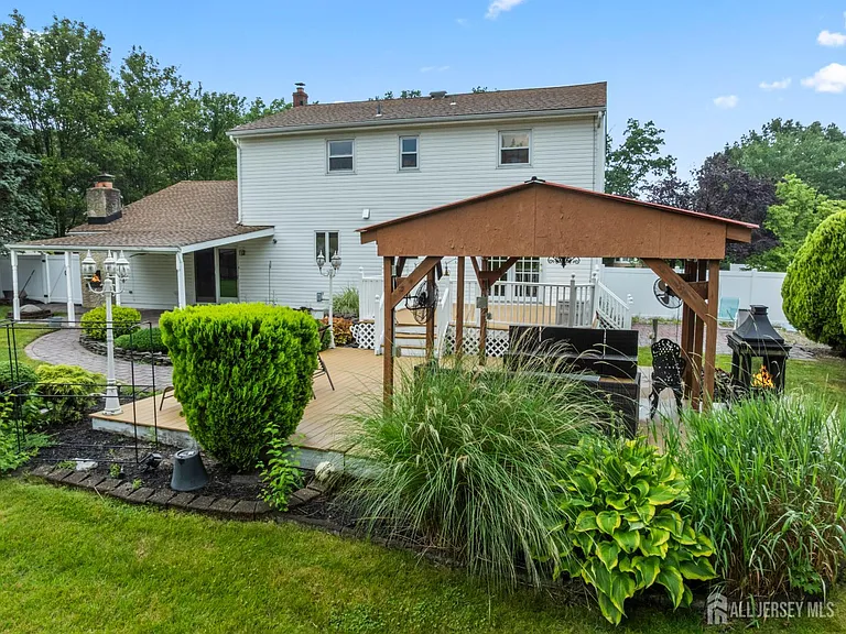 16 London Dr — Photo 36