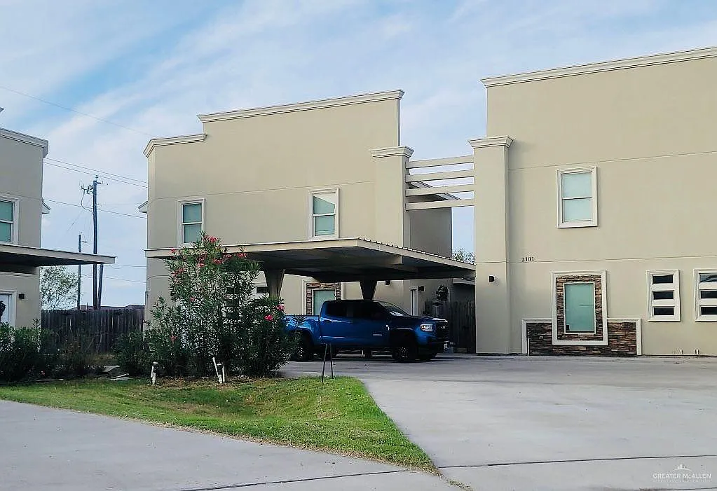 1 bed, 1.5 bath, 882 sqft, $975 — Photo 1