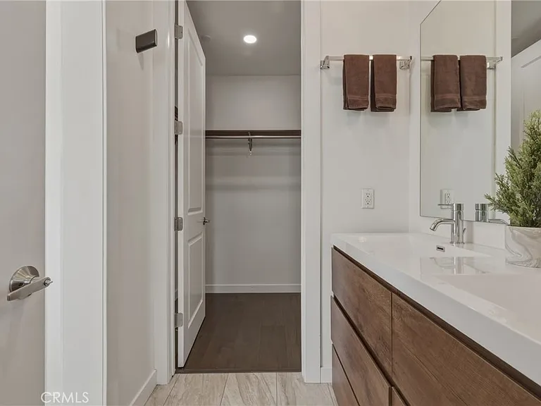 1301 Tamarind Ave — Photo 23