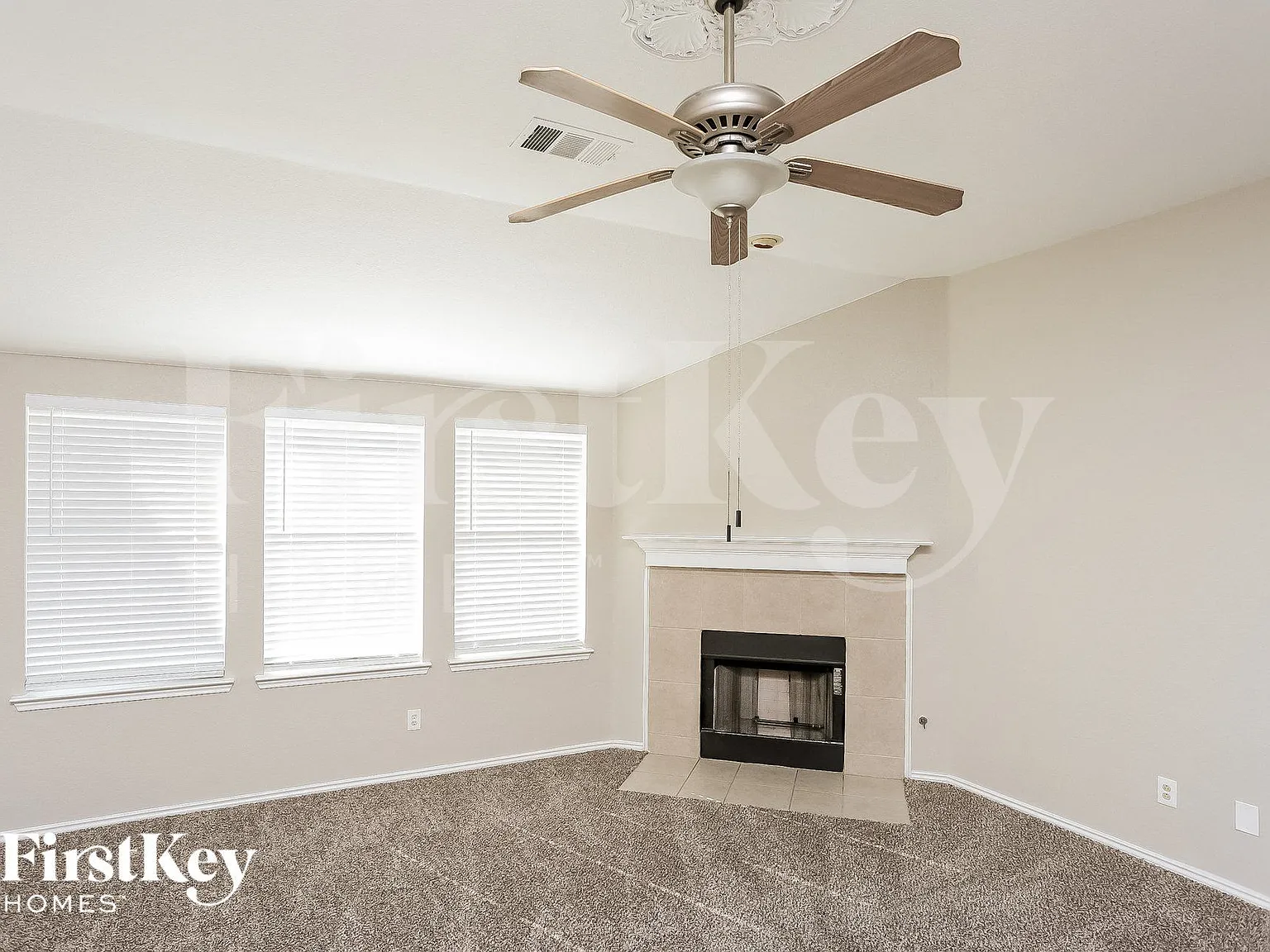 4 bed, 2.5 bath, 2690 sqft, $2,770 — Photo 2