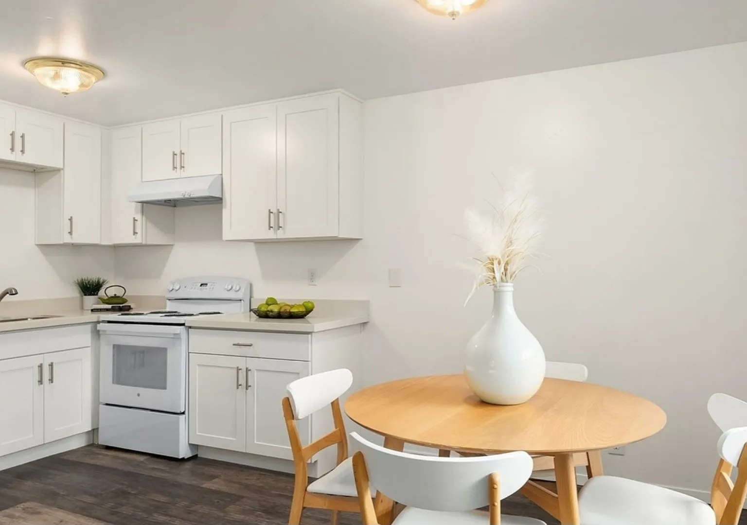 Modern 2 Bed, 1 Bath Duplex in Prime Olde Town Issaquah Location with Private Yard & Patio! — Photo 4