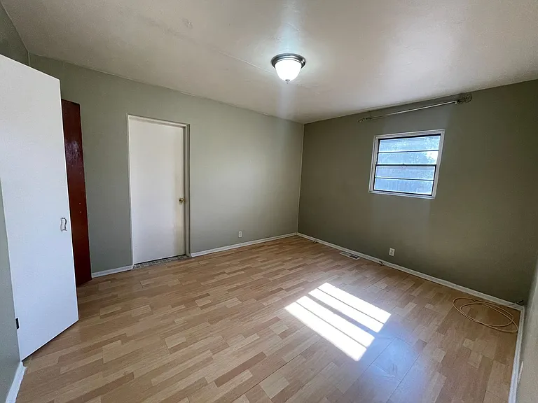 1421 E Adams St — Photo 9