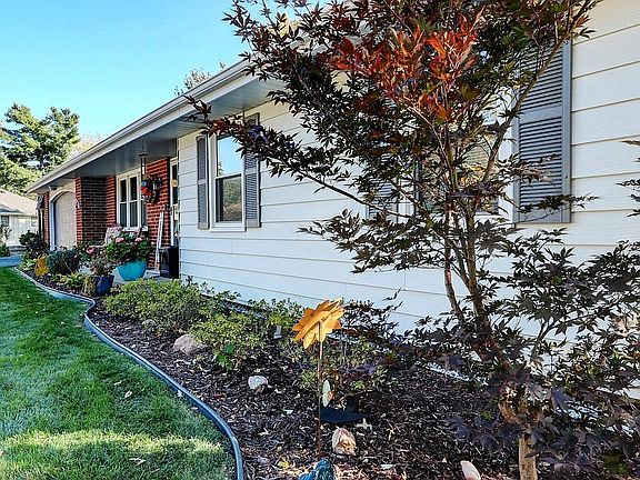 4th image of 404 NW Wedgewood Dr