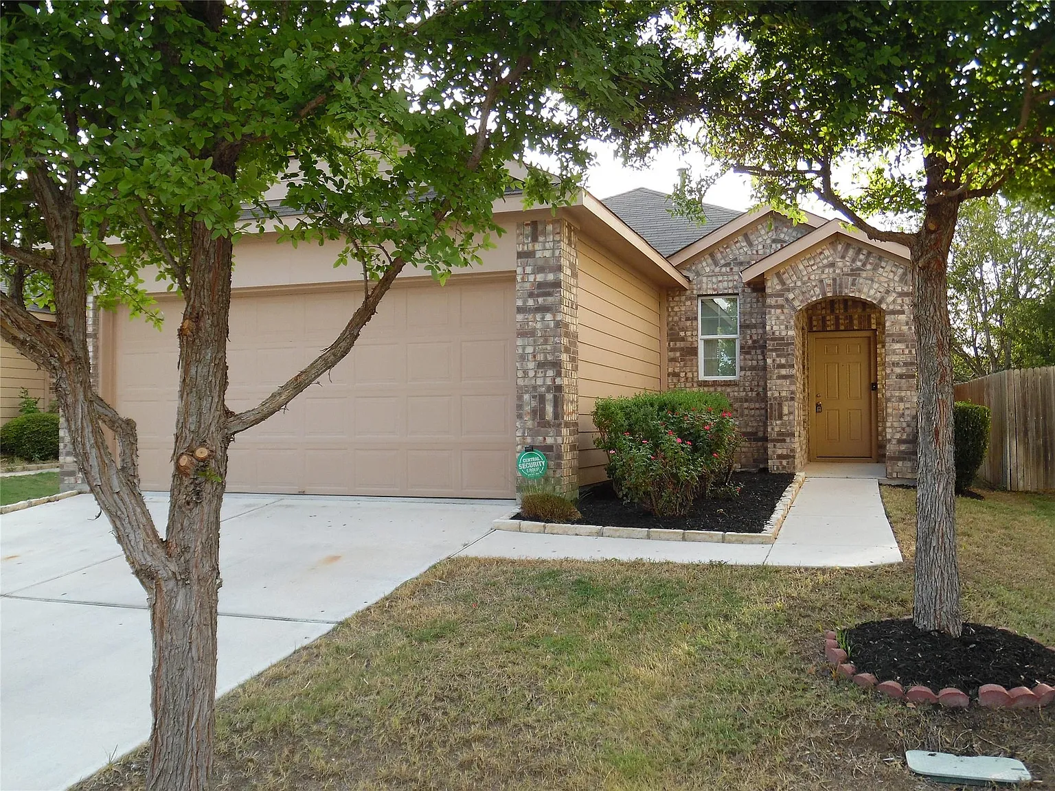 3 bed, 2.0 bath, 1521 sqft, $2,095 — Photo 2