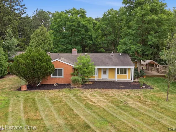 31198 Martindale Rd, New Hudson, MI 48165