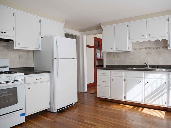 Kitchen (Apt 1)