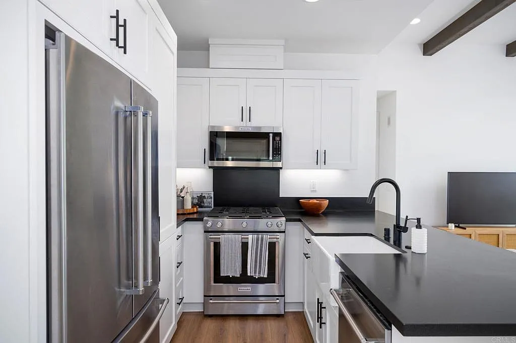 2 bed, 1.0 bath, 709 sqft, $5,500 — Photo 2