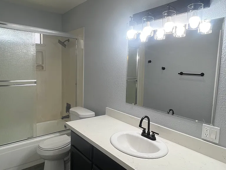 1924 W Holly Dr — Photo 13