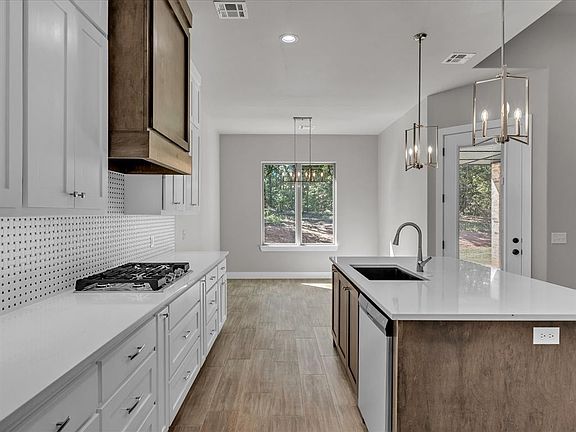 5th image of 15971 Vernon Cir