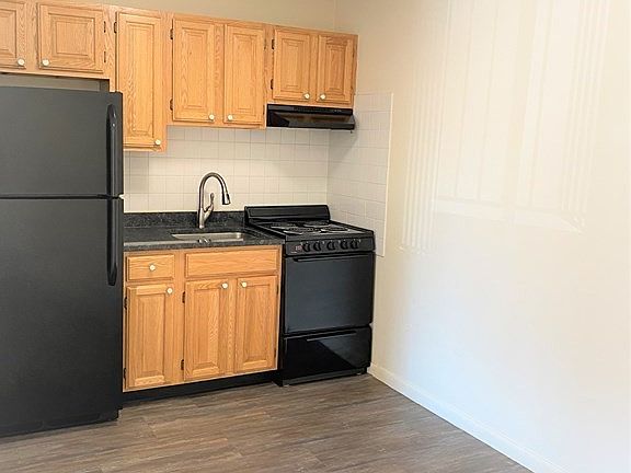 2nd image of 745 E 6th St APT 17