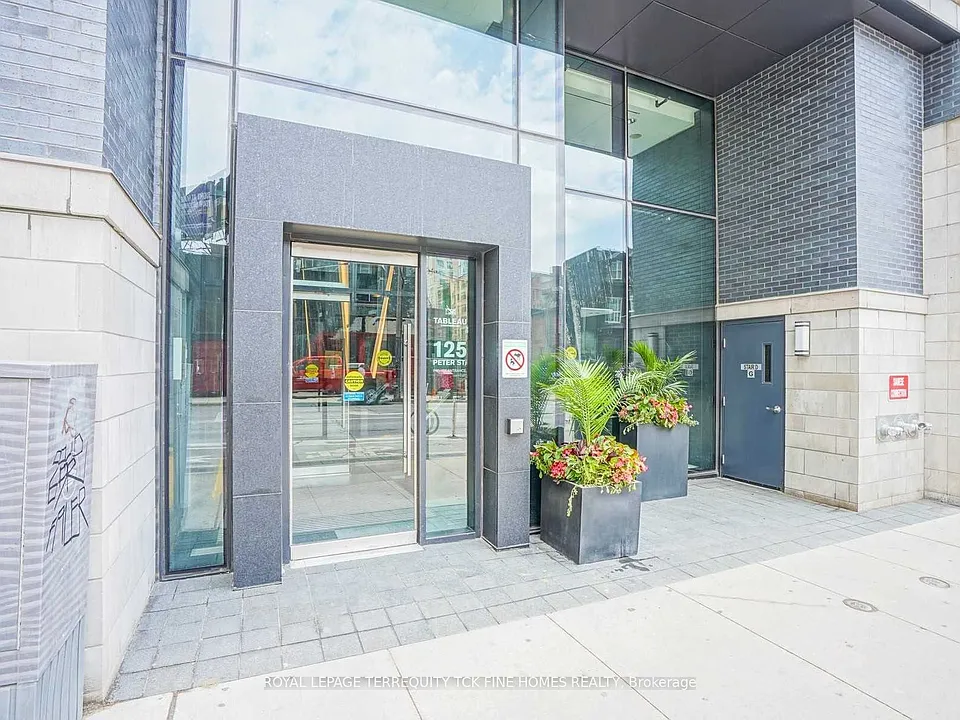 125 Peter St #802