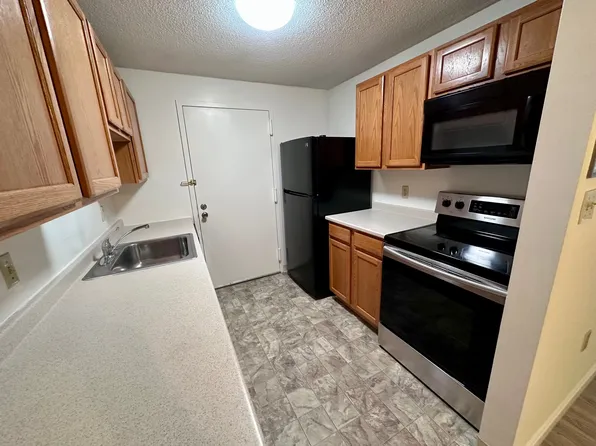 15 Village Rock Ln APT 1, Natick, MA 01760