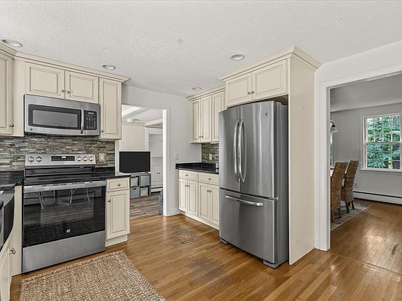 5th image of 249 Prospect St