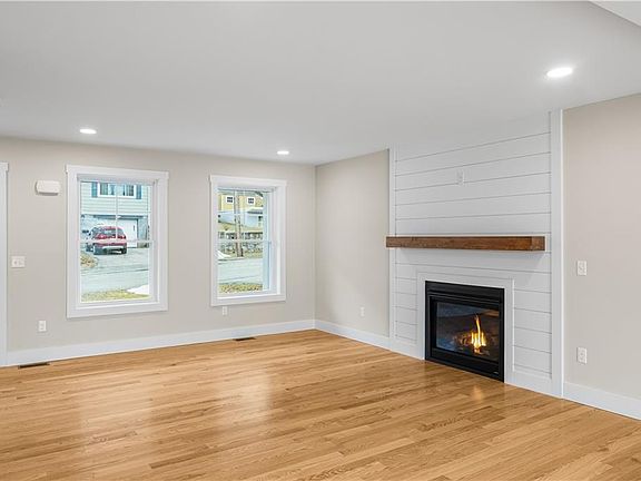 4th image of 89 Saint Agnes Ave