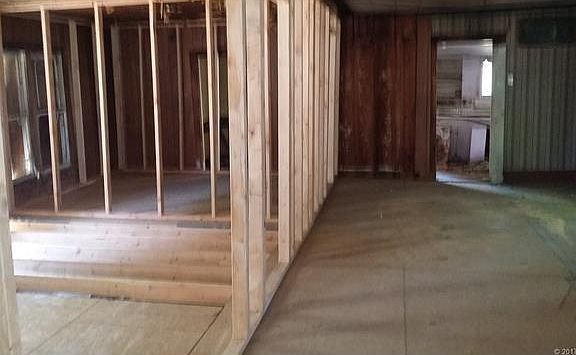 4th image of 133 E 4th St