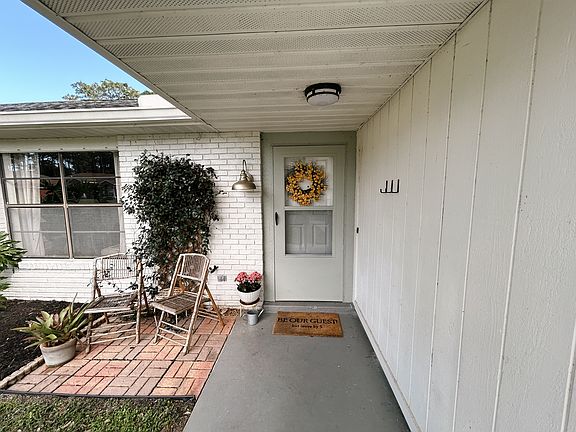 3rd image of 2831 SW East Louise Cir