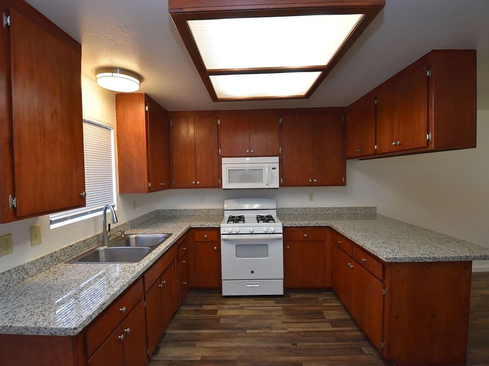 1st image of 640 Cummins Way APT B