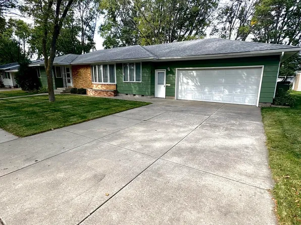 1281 4th St NW, Watertown, SD 57201