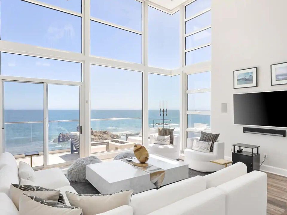 Clean Space and Clear Views where the Pacific Ocean invites everyone in.