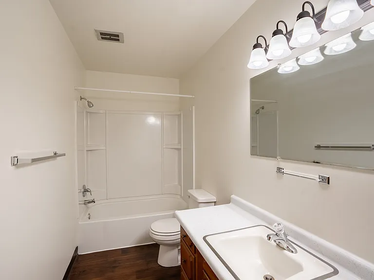 Fargo, ND Crown Court 1 Apartments | Bathroom