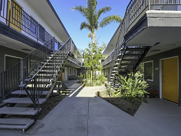 Santa Monica Palms — Photo 12