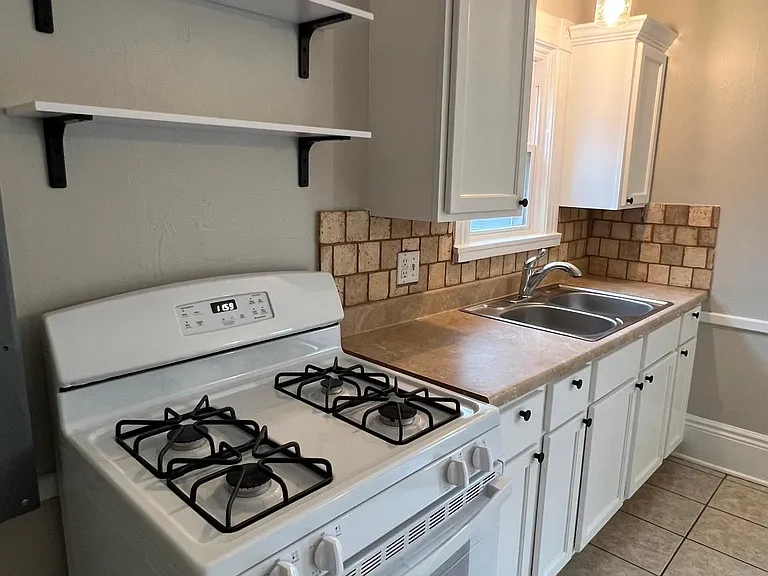 613 Hawthorne St NE — Photo 2