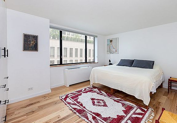 5th image of 30 W 61st St APT 6E