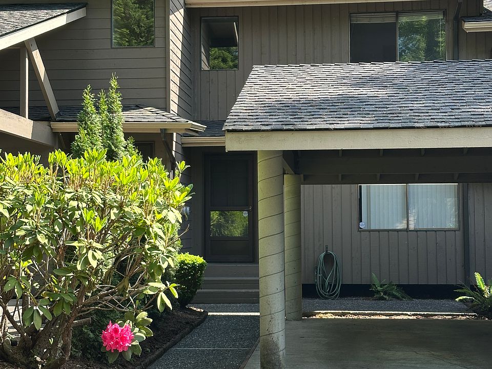 1st image of 825 NW Huckle Dr