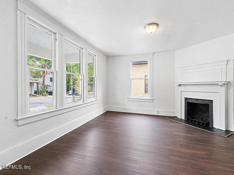1052 E 10th St — Photo 5