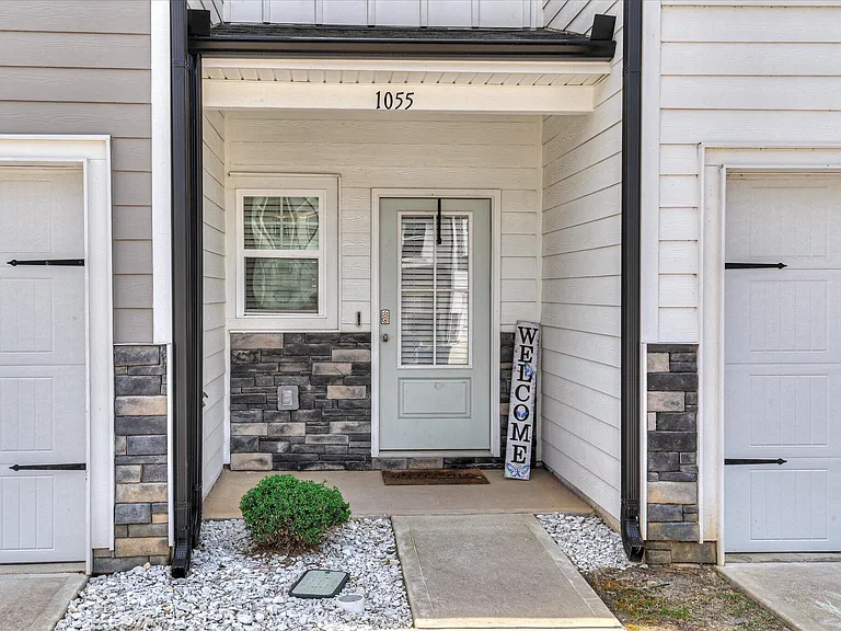 1055 Linsmore Ave — Photo 4
