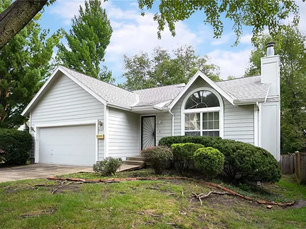 4727 Booth St, Westwood, KS 66205